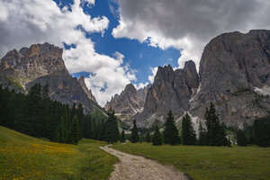 Majestueus berglandschap met rotsachtige toppen