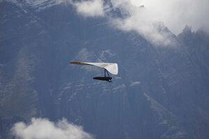 Paragliders dansen met thermiek in Stubai Valley
