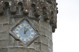 Historische klokkentoren op bewolkte dag