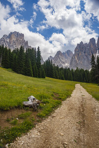 Adembenemend uitzicht op de Dolomieten op een zomerse dag