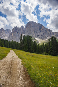 Schilderachtig bergpad in de Dolomieten, Italië