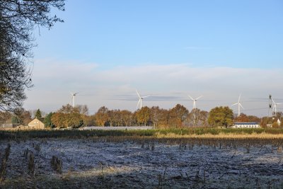 Overgang herfst-winter met windmolens en rijp