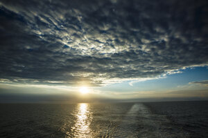 Dramatische zonsondergang over de Noordzee