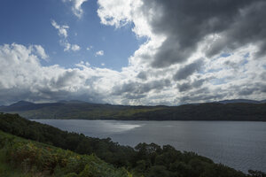 Sereen meer tussen groene heuvels