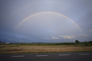 Majestueuze regenboog boven het platteland