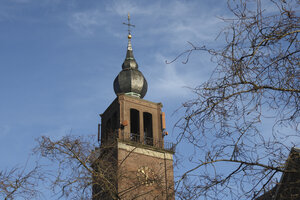 Historische kerktoren tegen blauwe hemel