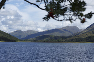 Bergen boven rustige Schotse loch