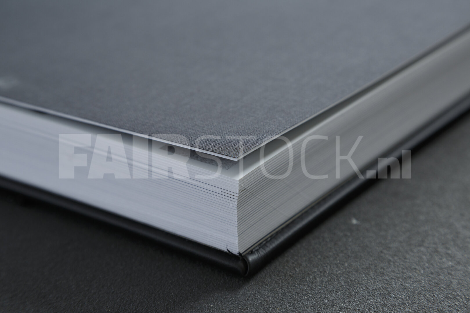 Gesloten notitieboek met grijze kaft