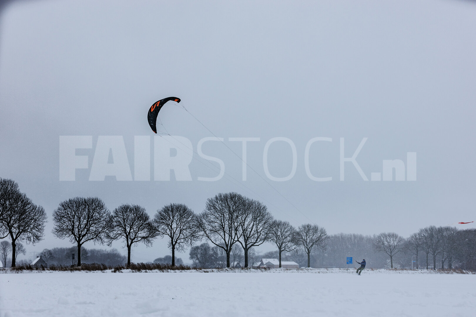 Snowkiten in de besneeuwde polder van Klundert