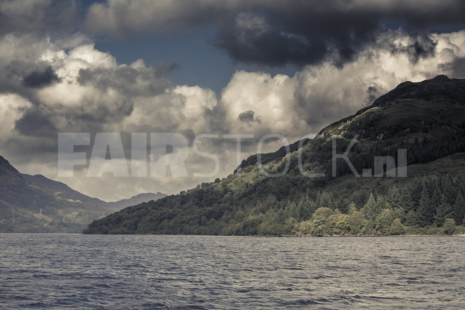 Sereen Schots meer omringd door groen