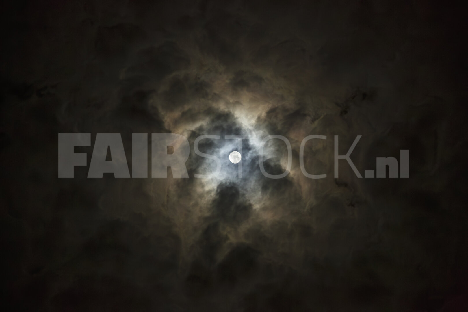 Maan schijnt door donkere wolken