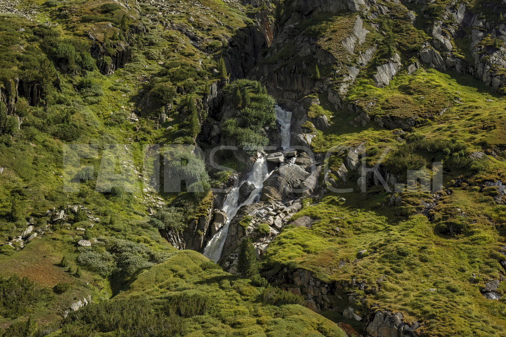 Waterval in alpien bergweiland in Oostenrijk