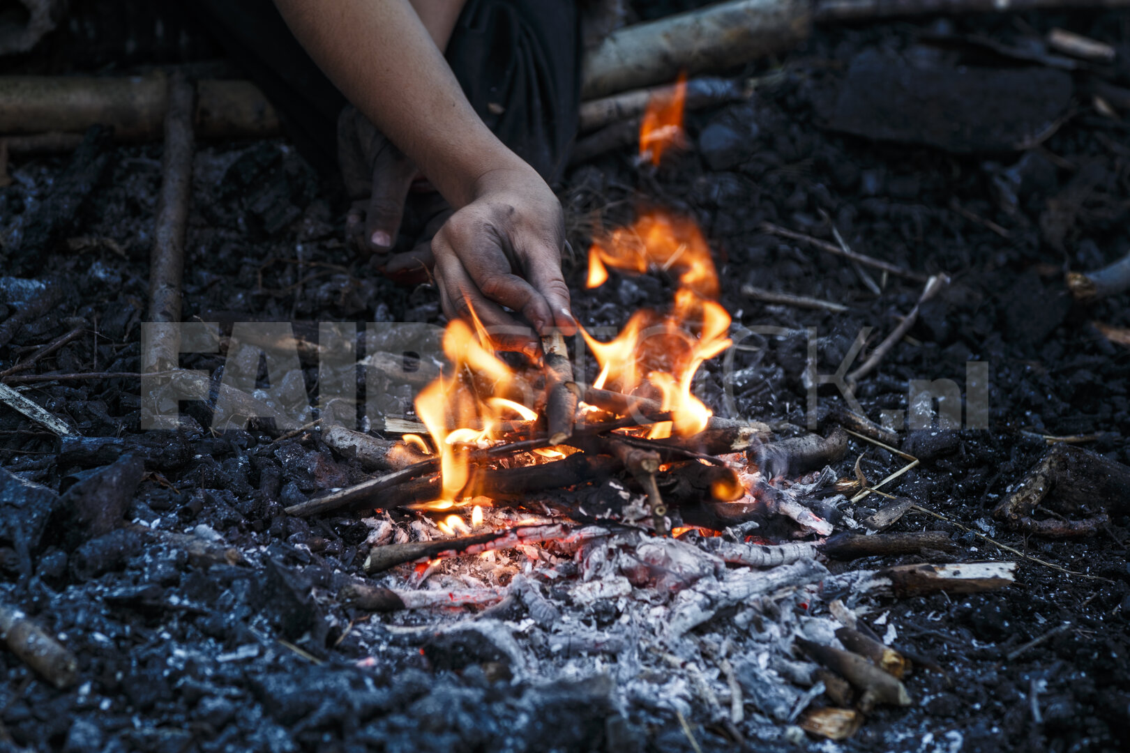 Vuurmaken op een kampeerplaats in de avond