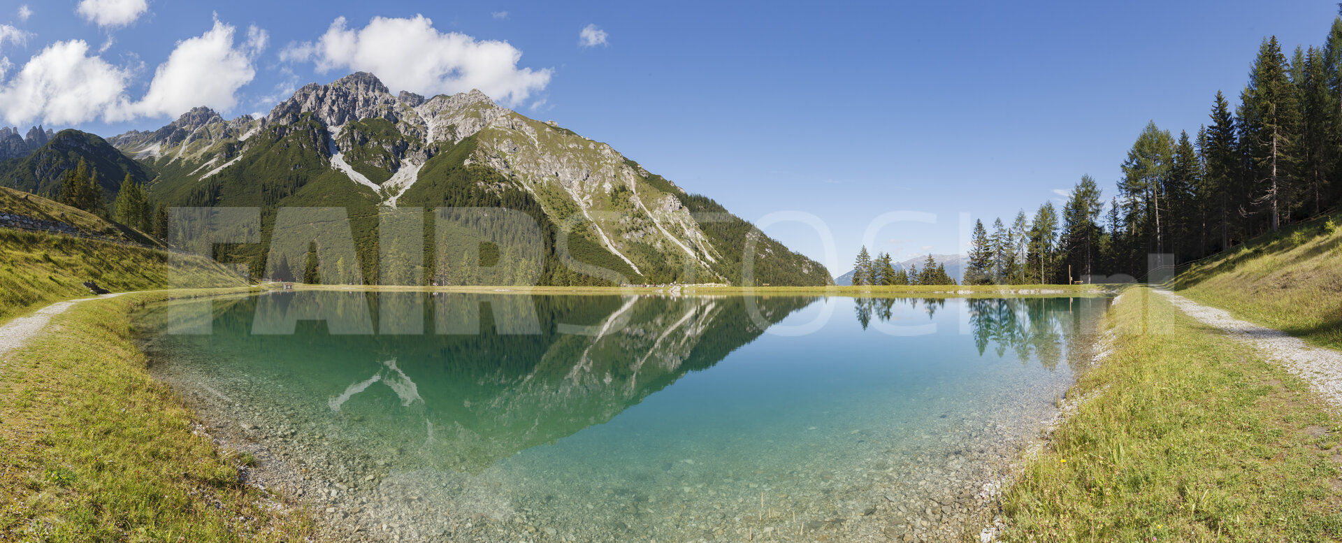 Alpische bergen weerspiegeld in Panoramasee