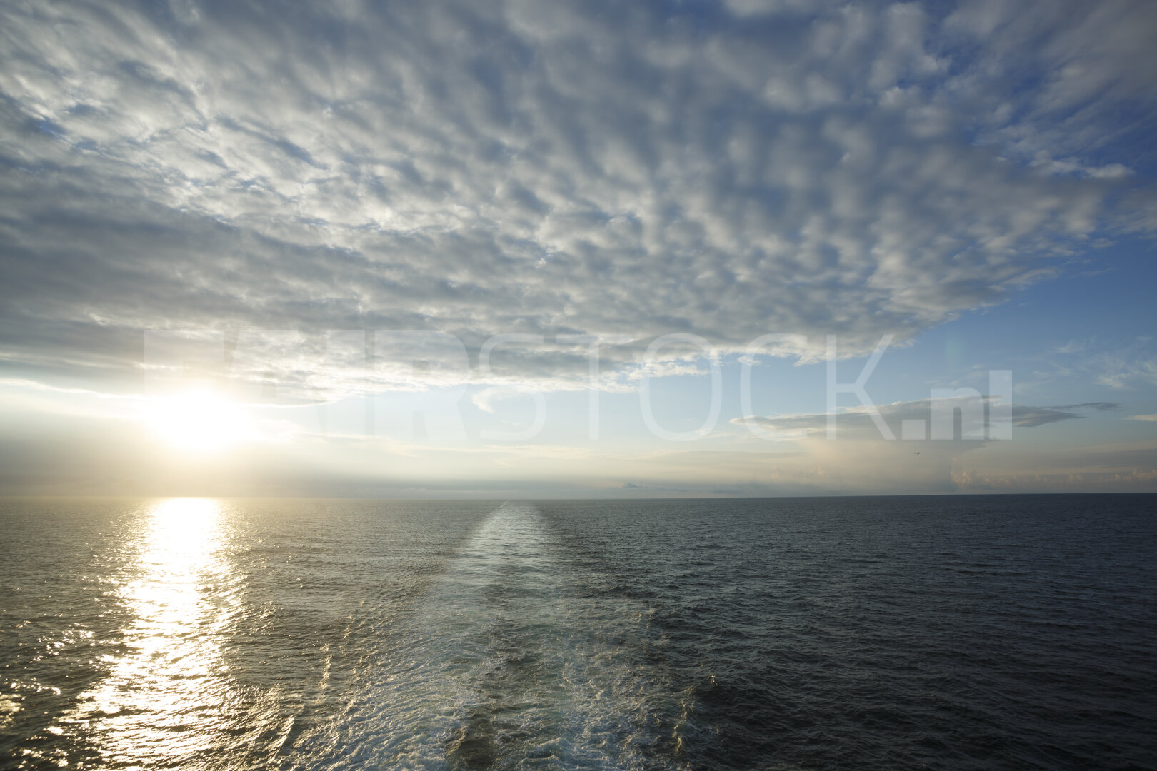 Zonsopgang weerspiegeld op de golven van de Noordzee