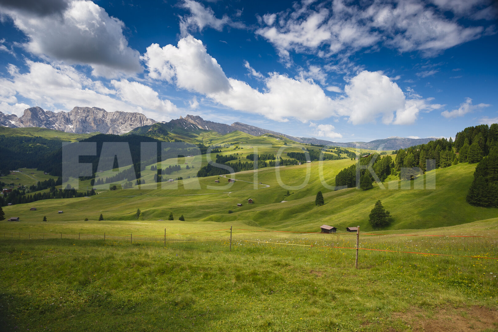 Majestueuze glooiende heuvels en weiden van de Dolomieten