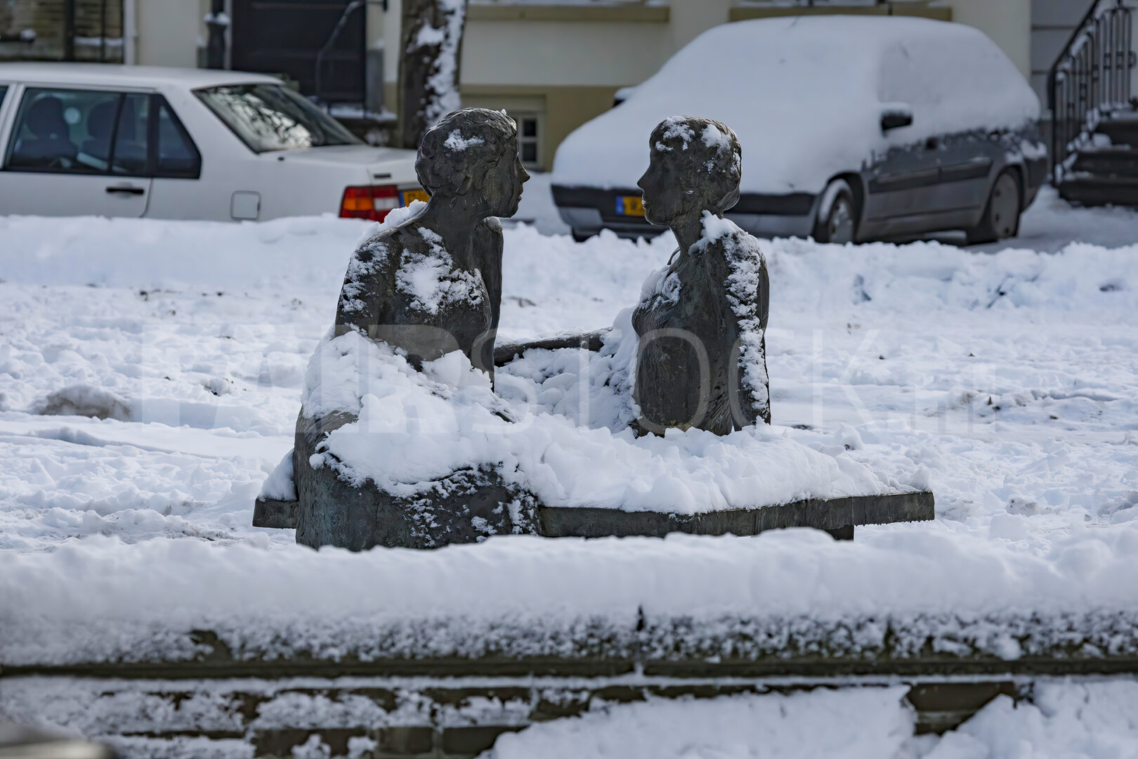 Sneeuwbedekte sculptuur van twee figuren