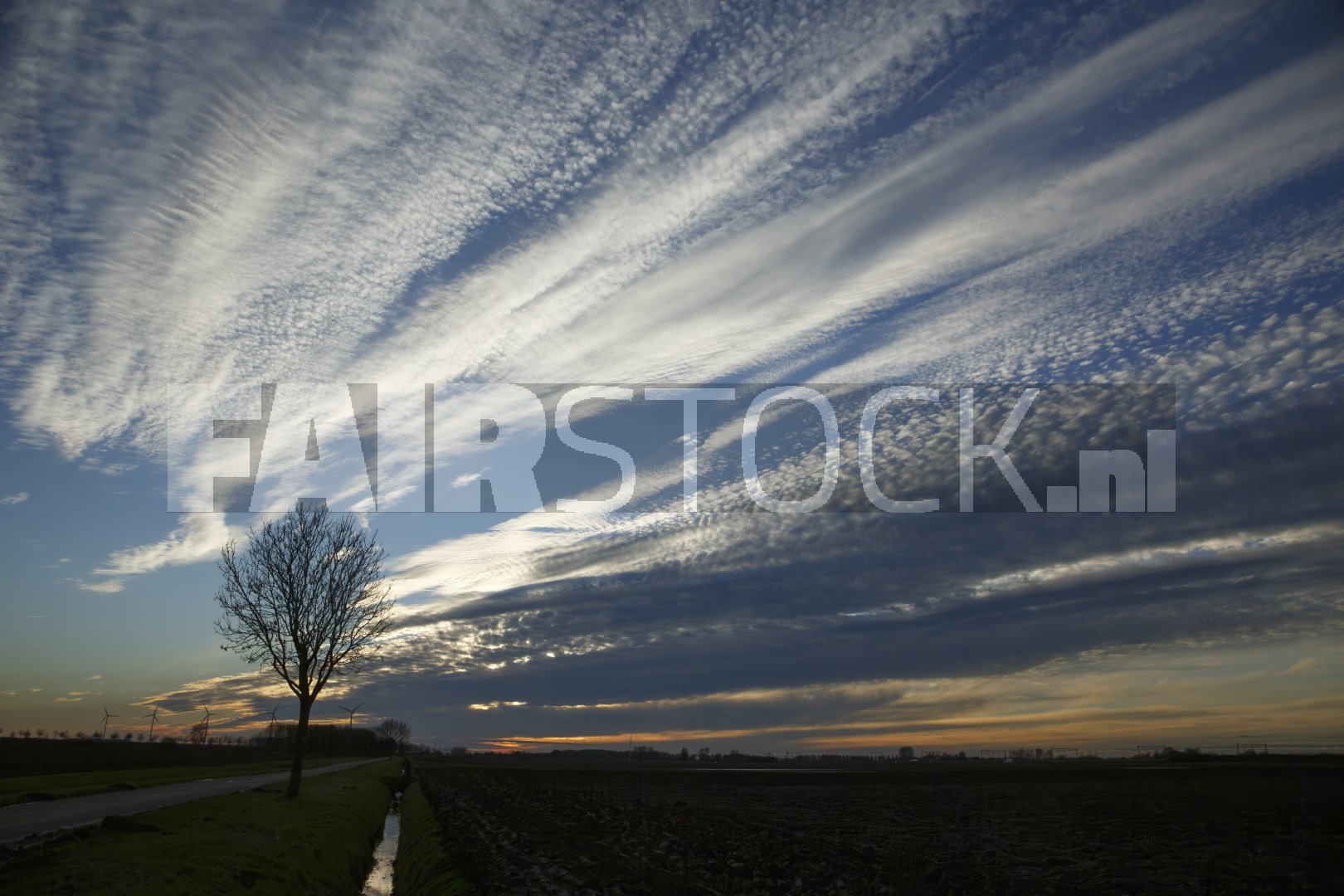 Wolkenpatronen bij zonsondergang
