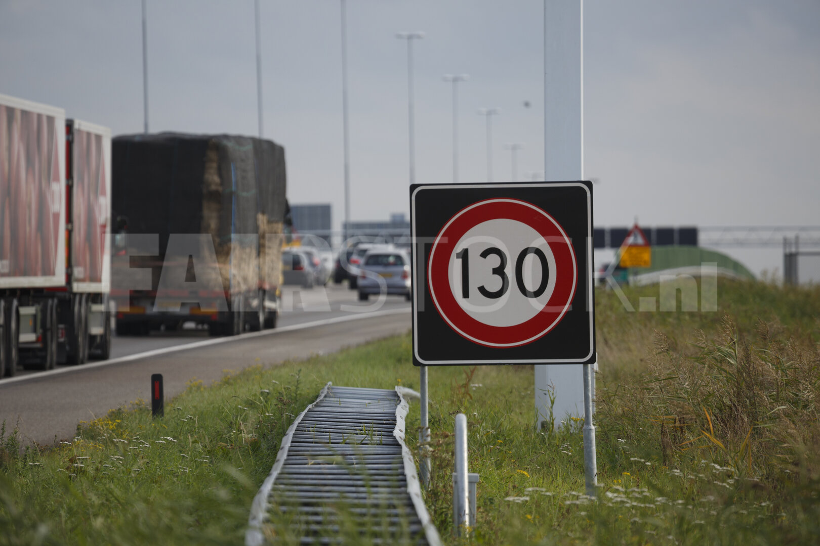 Snelweg Nederland met snelheidsbord 130 km/u
