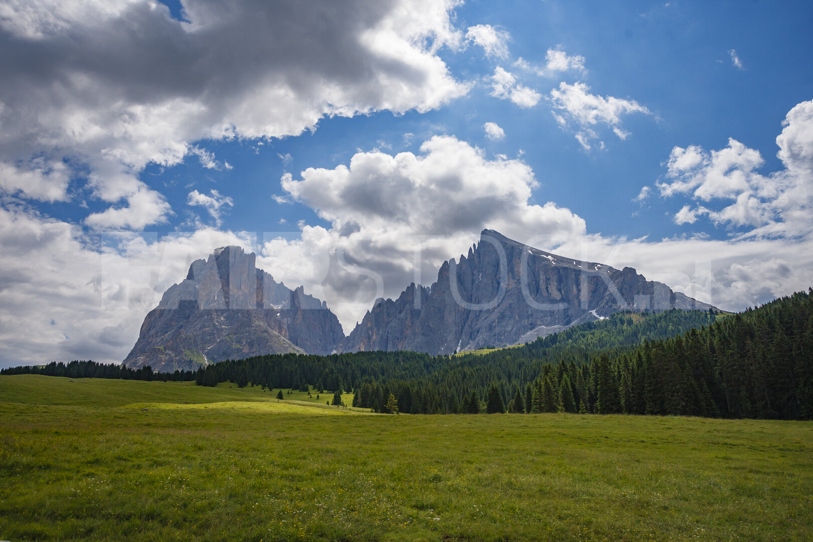 Majestueus Dolomieten panorama met weelderige groene weiden