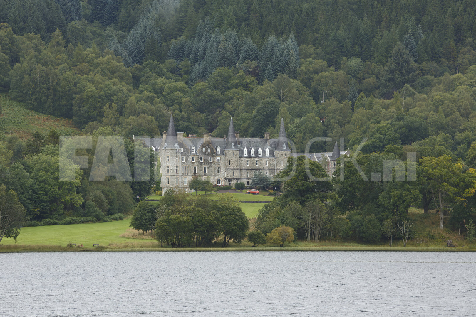 Schots kasteel aan serene meer