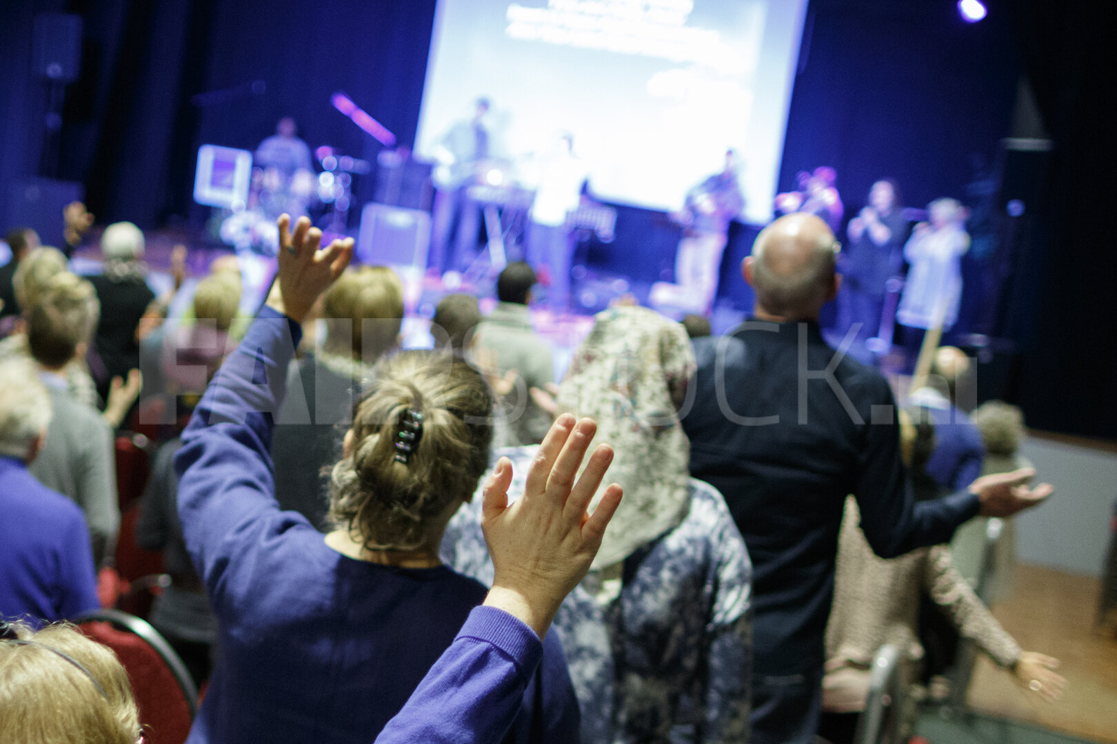 Evangelische kerkdienst met zingende gelovigen