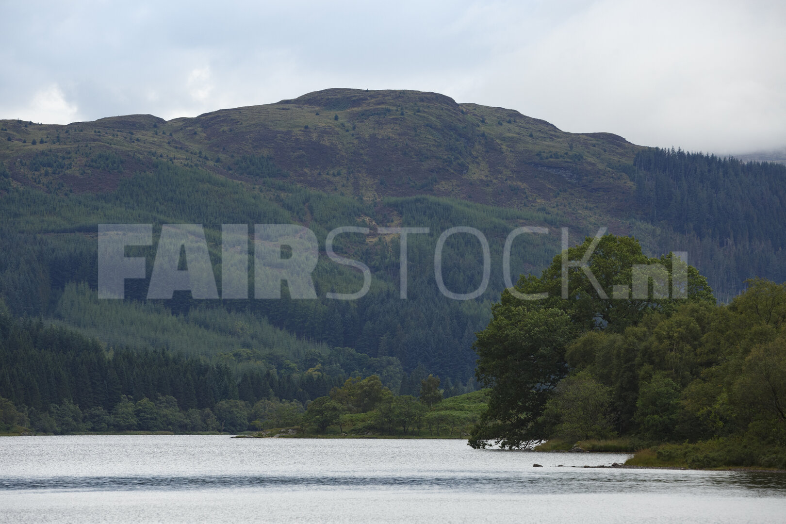 Sereen meer in de Schotse Hooglanden