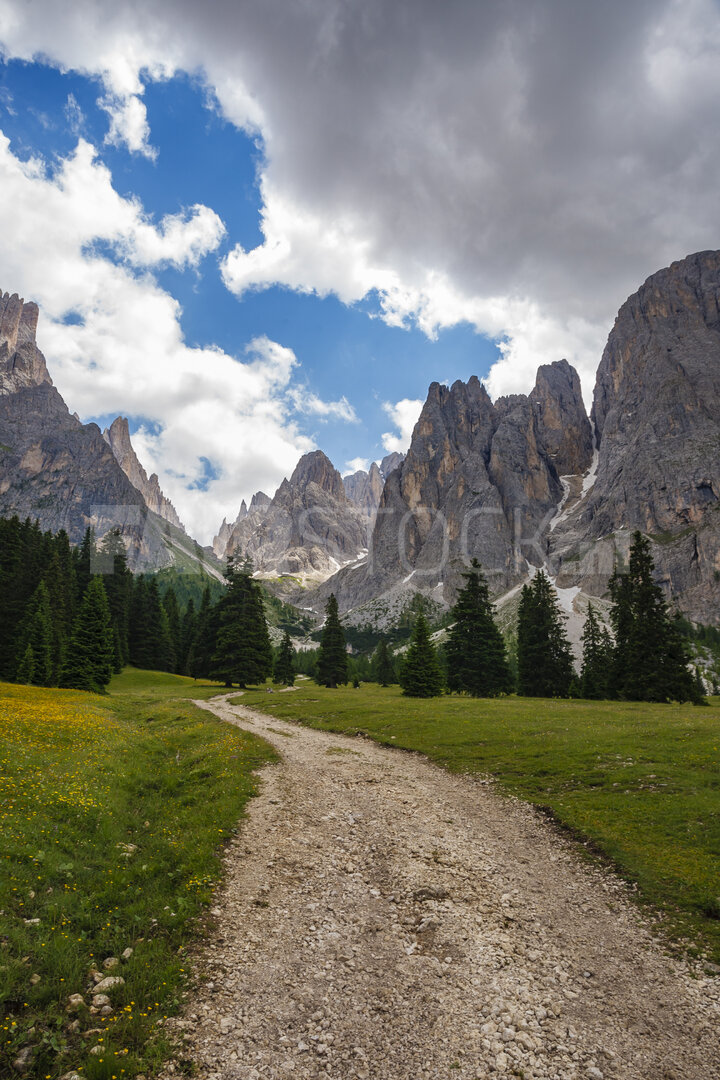 Schilderachtig wandelpad in de majestueuze Dolomieten
