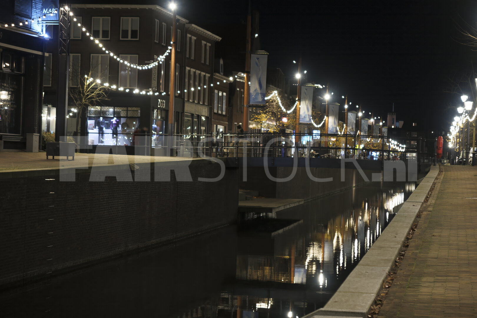 Verlichte kanaaloever in Zevenbergen