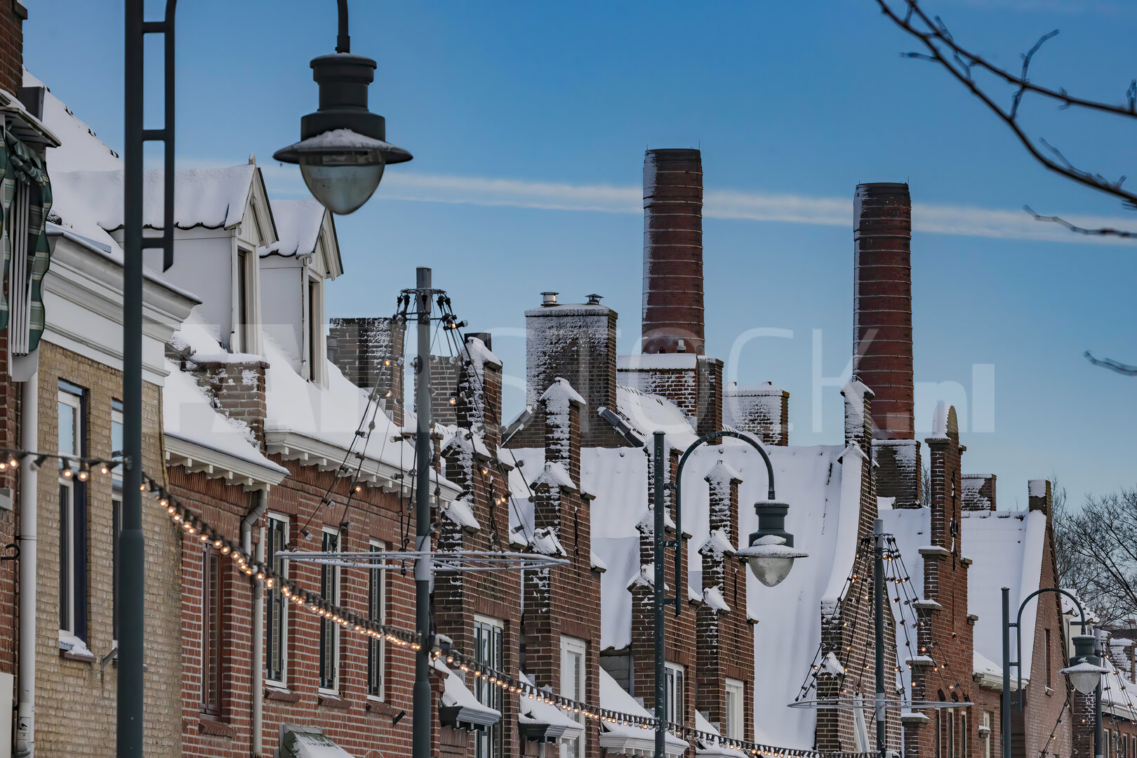 Besneeuwde daken in schilderachtig winterstadje