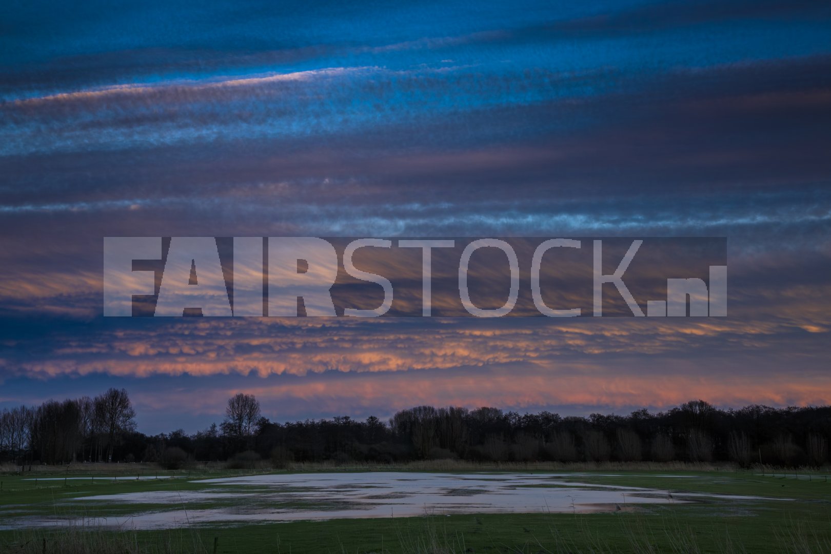 Kleurrijke wolken over een veld
