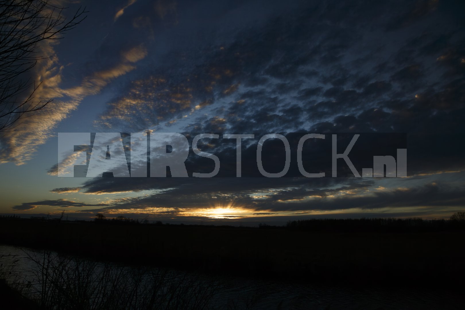 Prachtige zonsondergang over de rivier