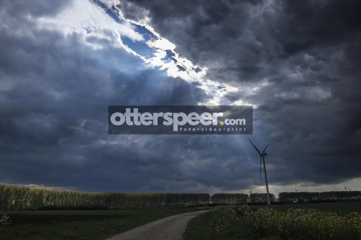 Stormachtig licht: windmolen onder dramatische wolkenlucht