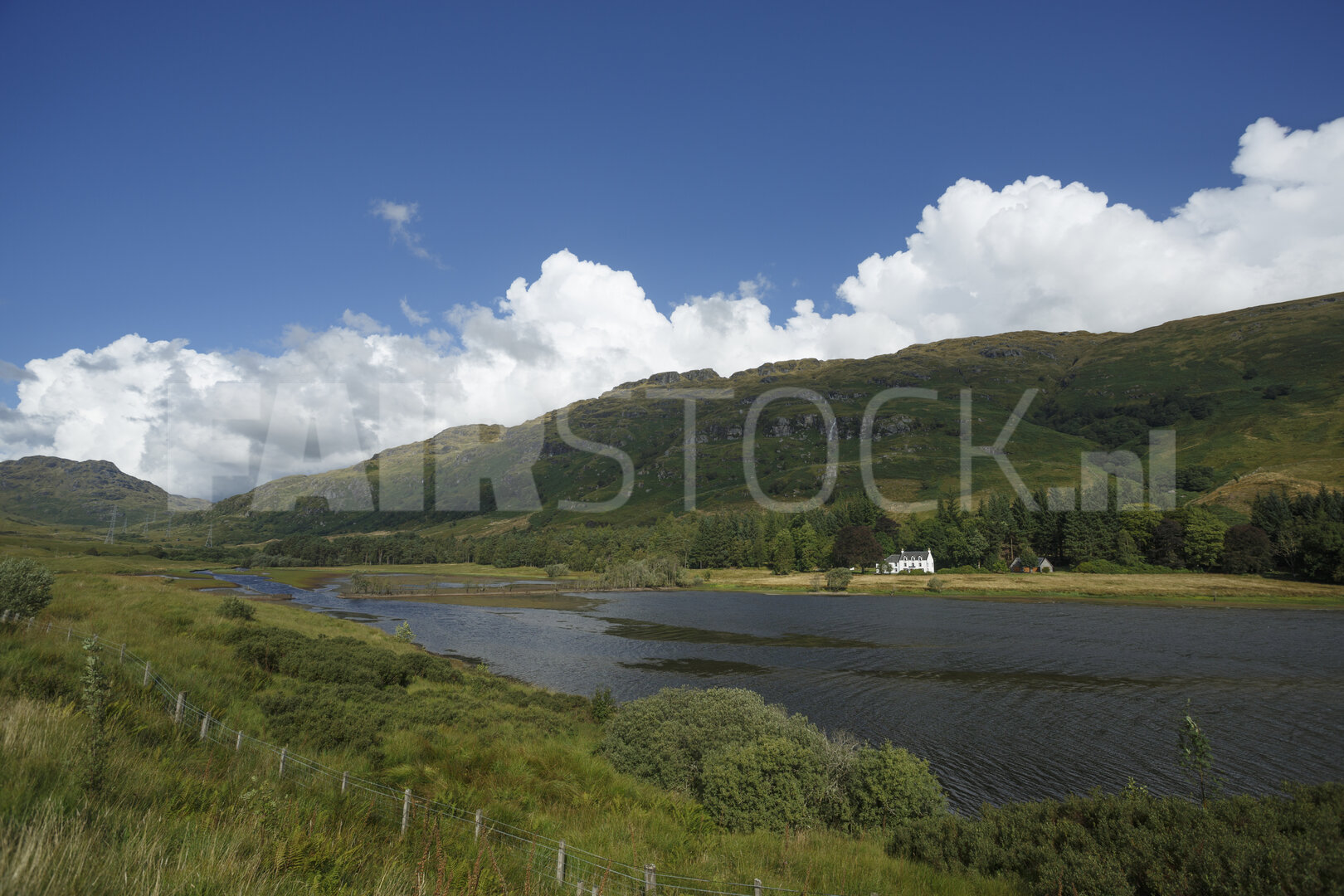 Rustieke rivier in berglandschap