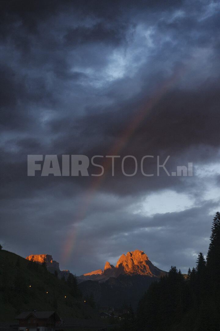 Majestueuze Dolomieten in gouden avondlicht
