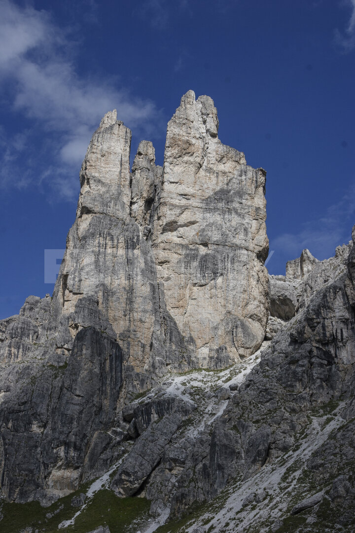 Massieve bergformaties tegen blauwe zomerhemel
