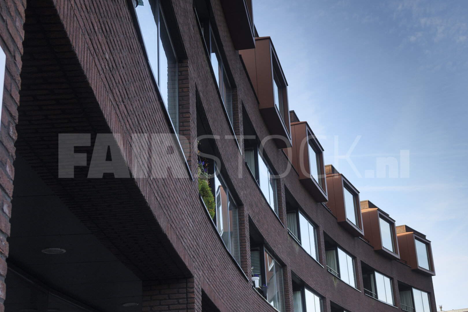 Eerste kerstversieringen verschijnen op appartementgebouw in Nederland