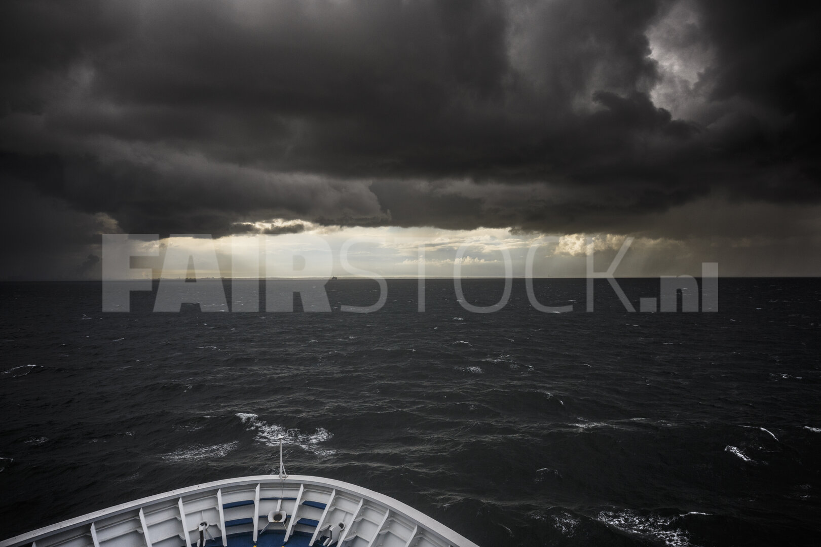Donkere wolken boven de oceaan tijdens storm