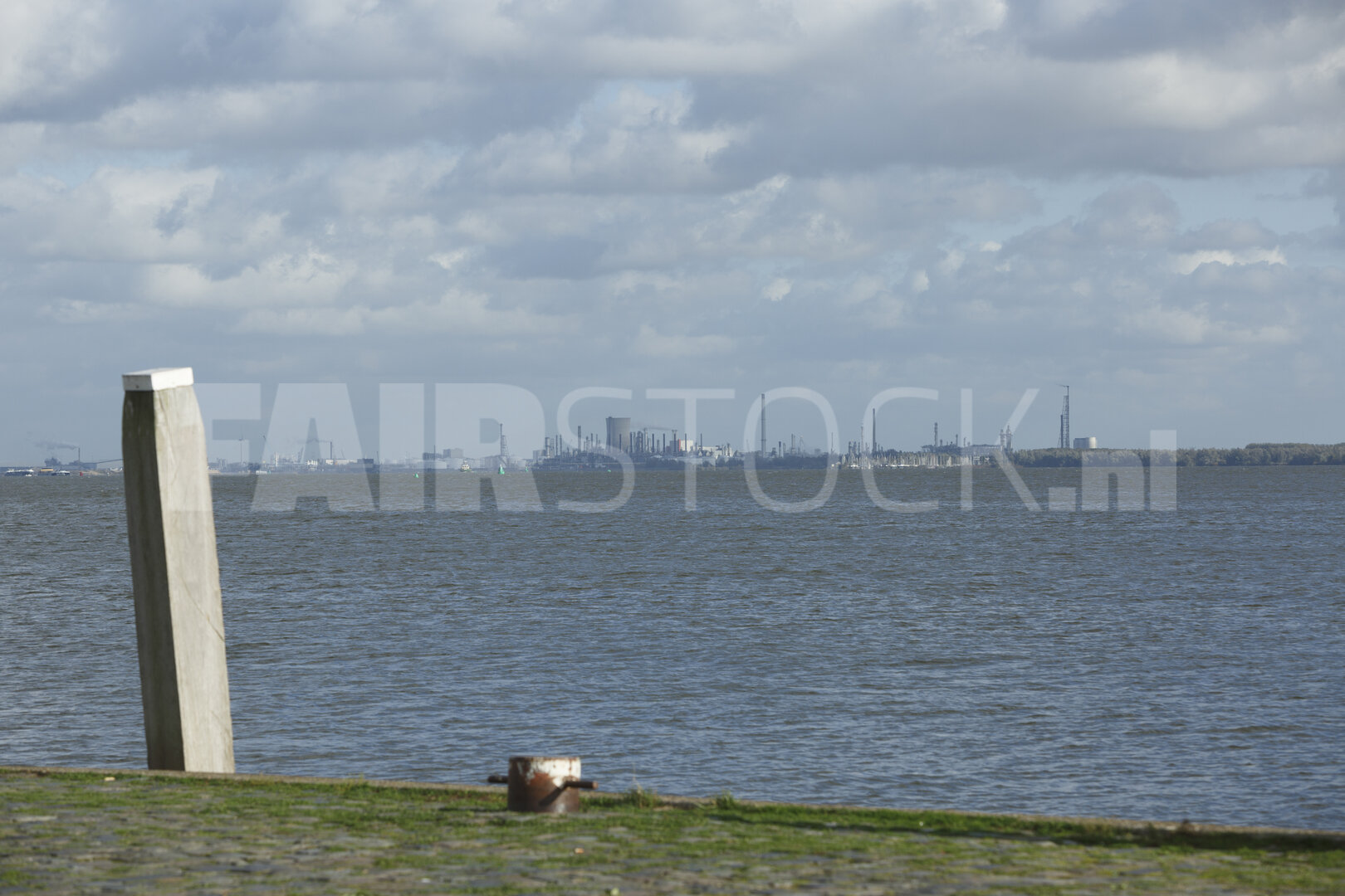 Industriegebied achter waterpartij