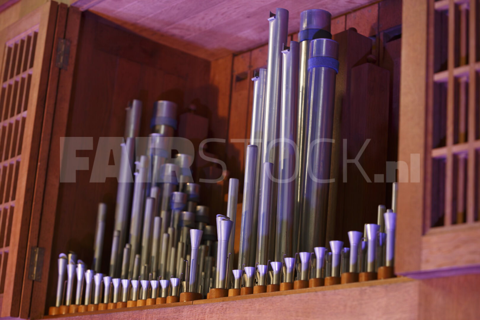 Orgelpijpen in houten kast