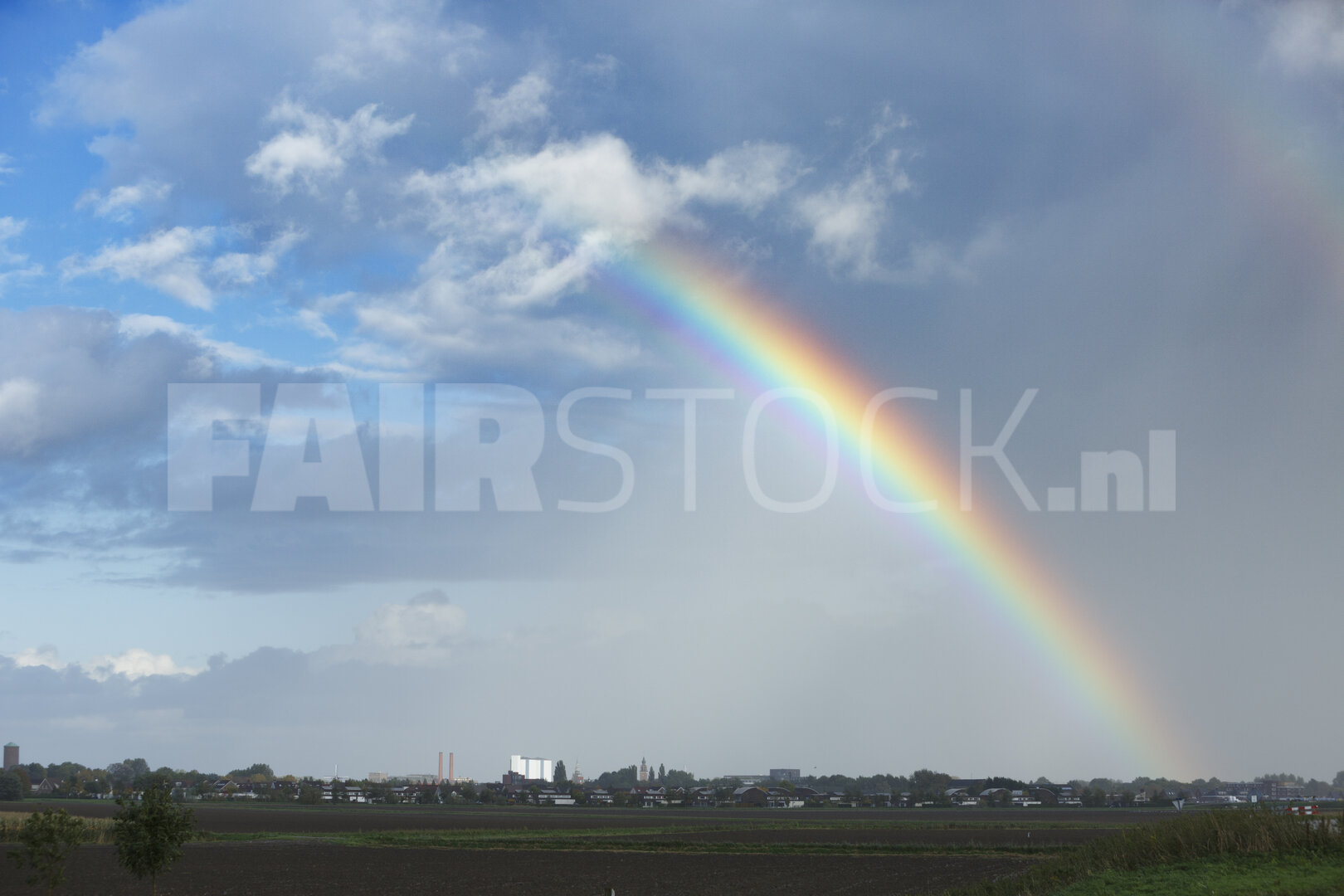 Regenboog boven het akkerland