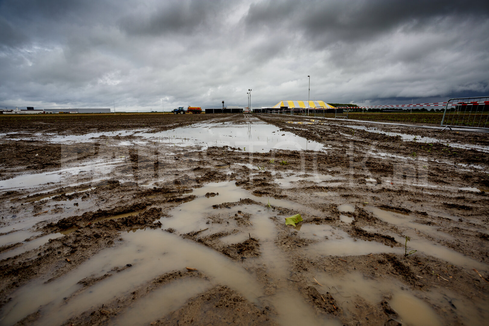 Modderig veld na zware regen bij festivalterrein