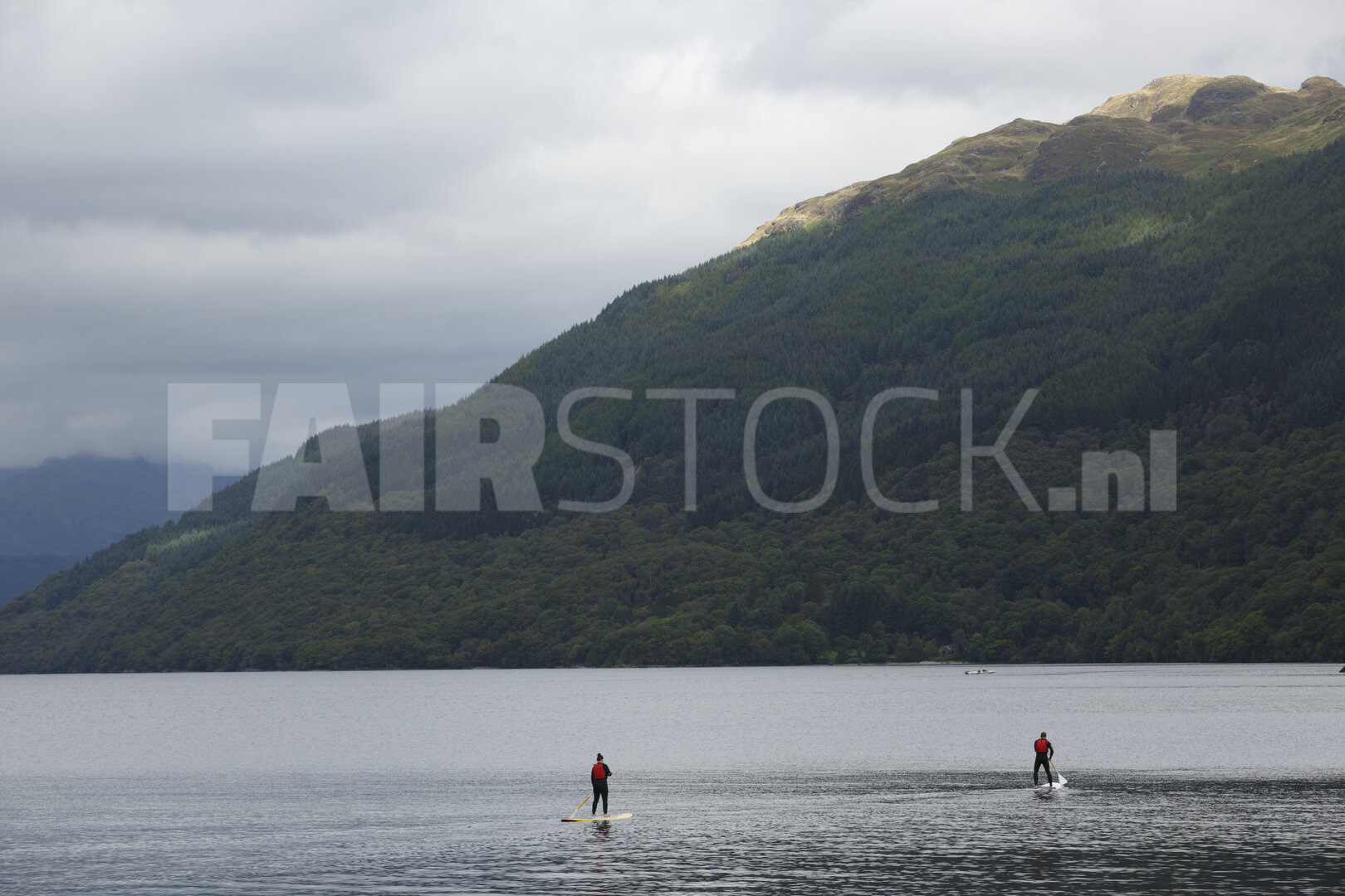 Paddleboarders op een bergmeer