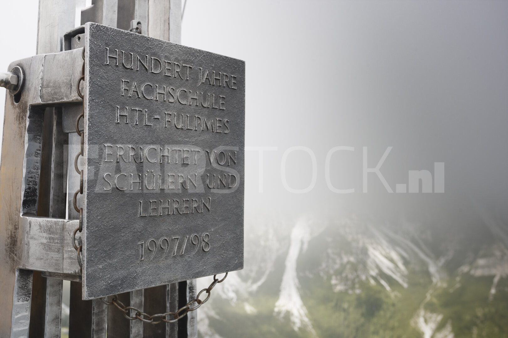 Gedenksteen in mist bij Fulpmes, Oostenrijk