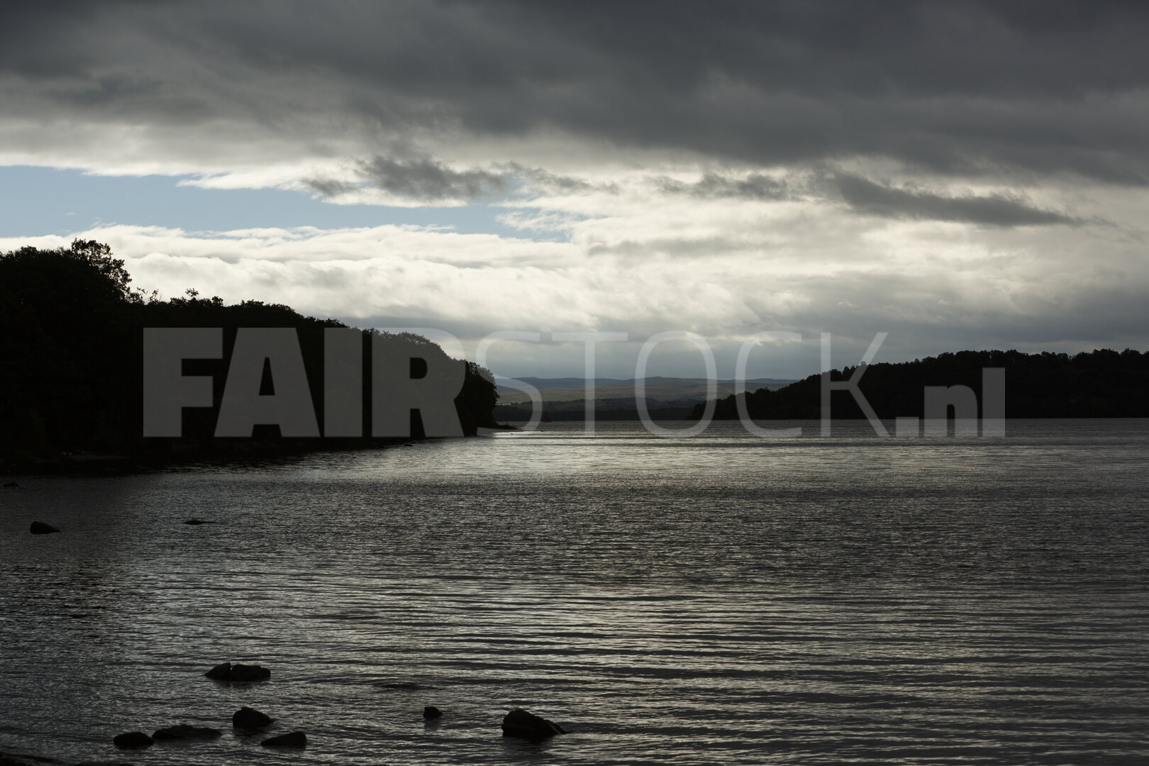 Dramatische avondlucht boven stille meer