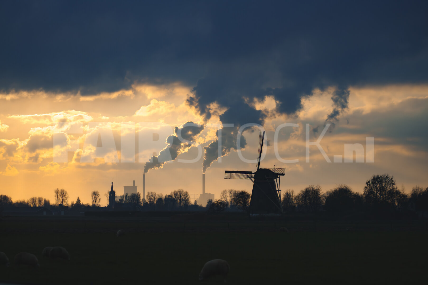 Nederlands landschap met molen en fabrieksschoorstenen