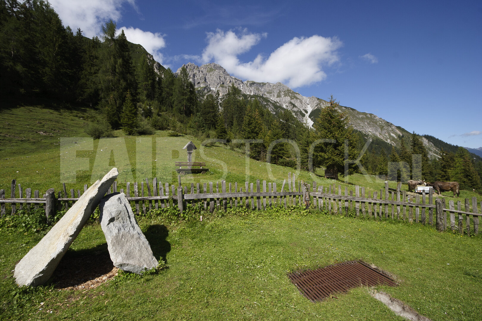 Houten bank bij kapel in Oostenrijkse Alpen