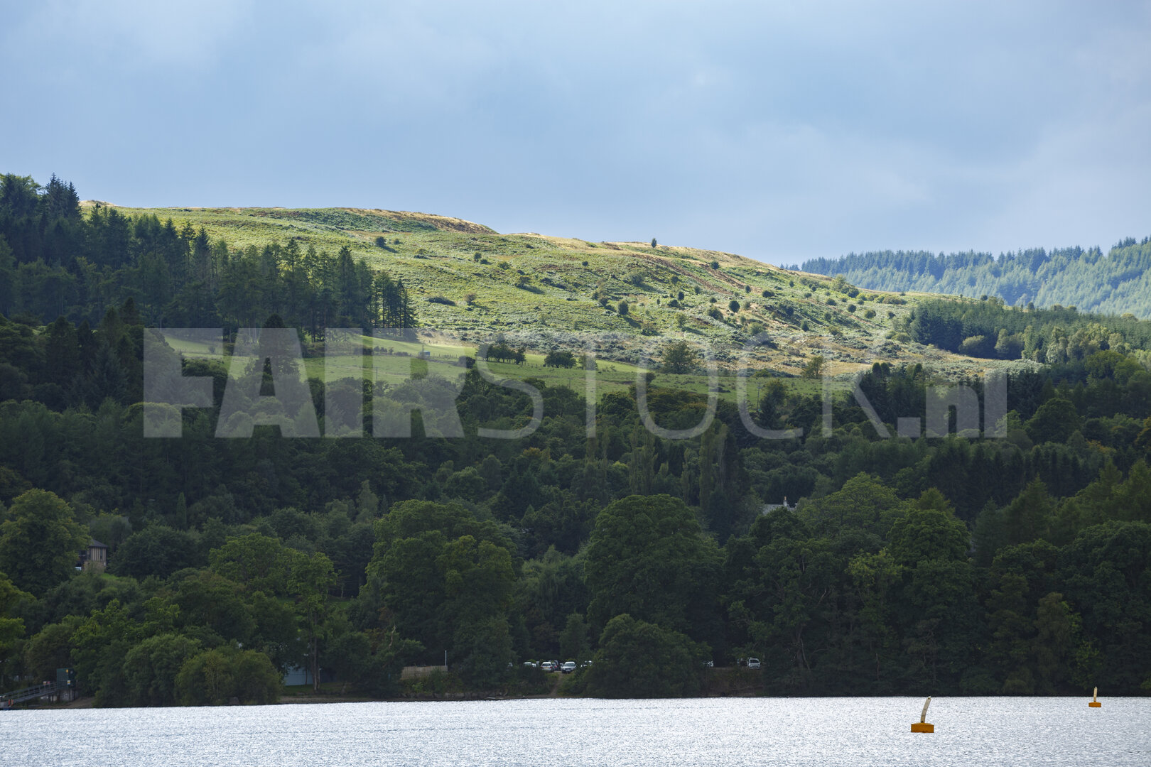 Glooiende heuvels aan een stille meer