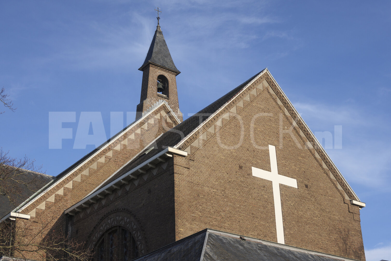 Historische kerkgebouw in Noord-Brabant, Nederland met draagloos kruis op de gevel