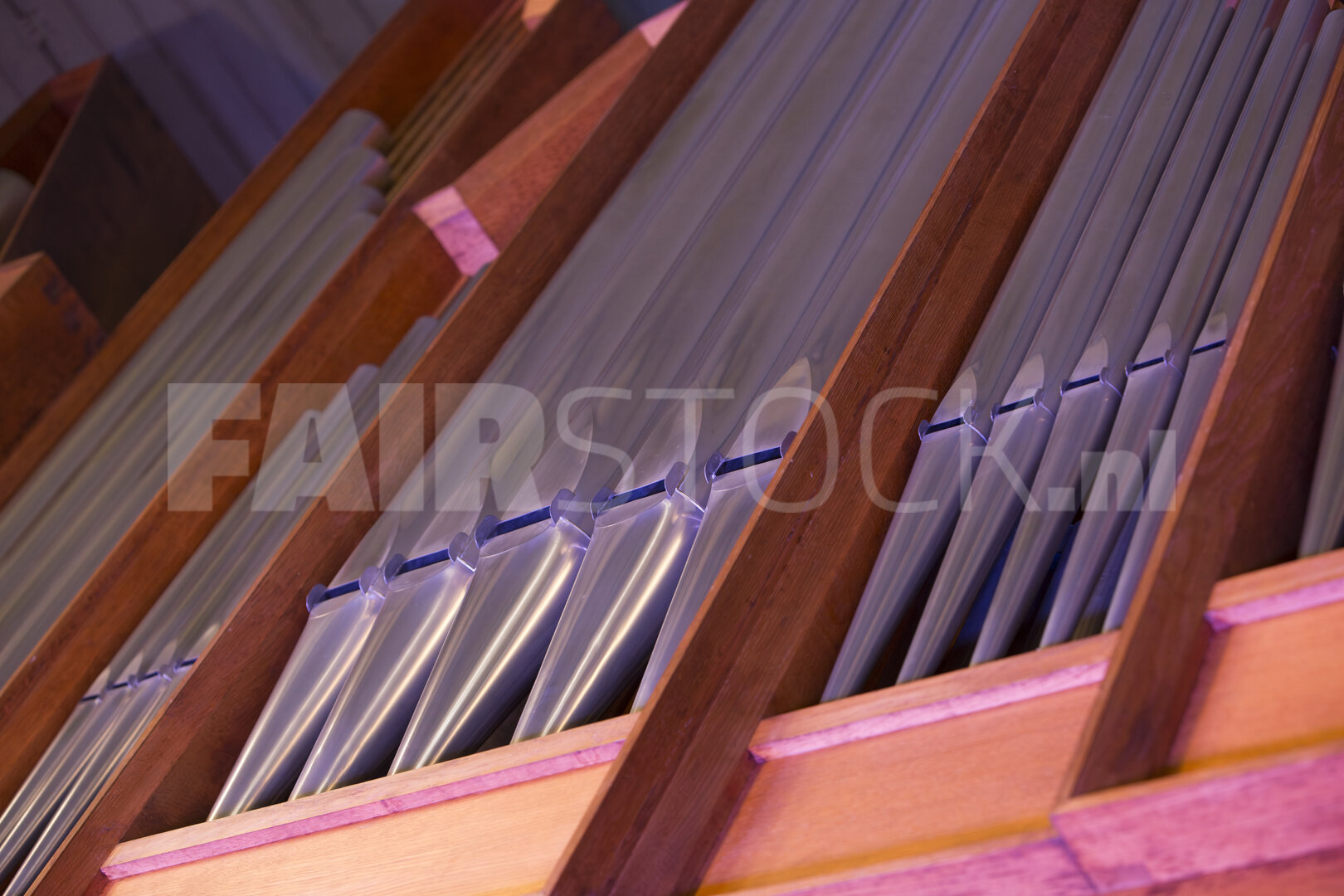 Orgelpijpen in warm licht